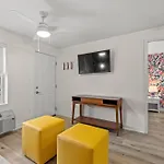 Treehouse Lodge Walk To Beach Pet-Friendly 201