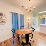 Amazing Cute & Cozy Condo In The Center Of Mb