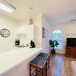 Amazing Cute & Cozy Condo In The Center Of Mb
