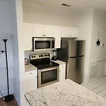 Amazing Cute & Cozy Condo In The Center Of Mb