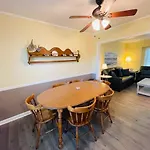 Relax In This Cozy Townhouse 2Block To The Beach