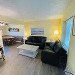 Relax In This Cozy Townhouse 2Block To The Beach