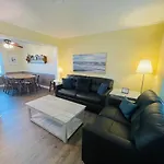 Relax In This Cozy Townhouse 2Block To The Beach