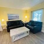 Relax In This Cozy Townhouse 2Block To The Beach