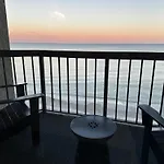 Ocean Front King Studio-Resort Building-Sleeps Up To 3