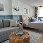 Ocean Front King Studio-Resort Building-Sleeps Up To 3