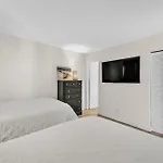 Coastal Retreat - 2Br Condo - 4-Min Walk To Beach Condo