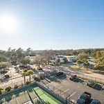 Coastal Retreat - 2Br Condo - 4-Min Walk To Beach Condo