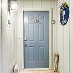 On-The-Beach Escape Oceanfront In Surfside!