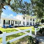 Close To The Beach #2 Great 2 Bedrooms Condo