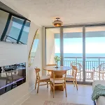 2 Bedroom Oceanfront Condo With Separate Entrances! Ocean Reef 50&509