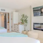 2 Bedroom Oceanfront Condo With Separate Entrances! Ocean Reef 50&509