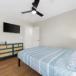Spacious Home - 2Minwalktobeach - Heatedpvtpool - Beachgear - Gamesgalore
