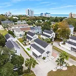 Beach Vibes Villa - 3 Bedrooms In Prime Location Near Beach With Private Yard!