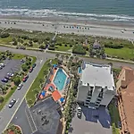 Romantic Summer Getaway With Community Pool Access