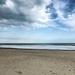 Cozy Condo With Balcony And Ocean View Walk To Beach!