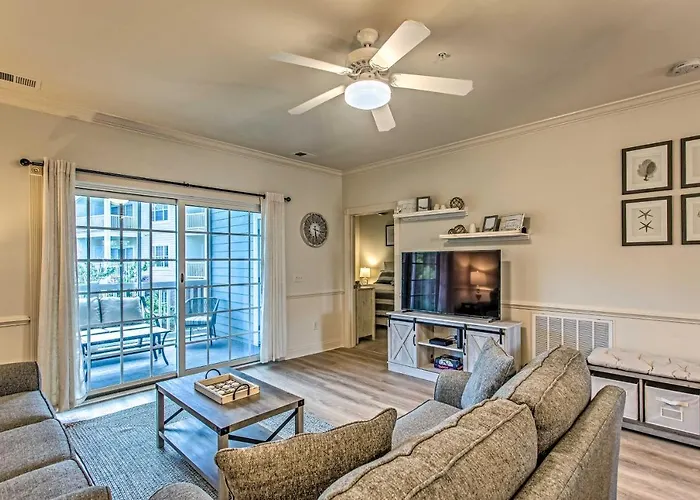 Beautiful Coastal Condo With Pool And Close To Beach!