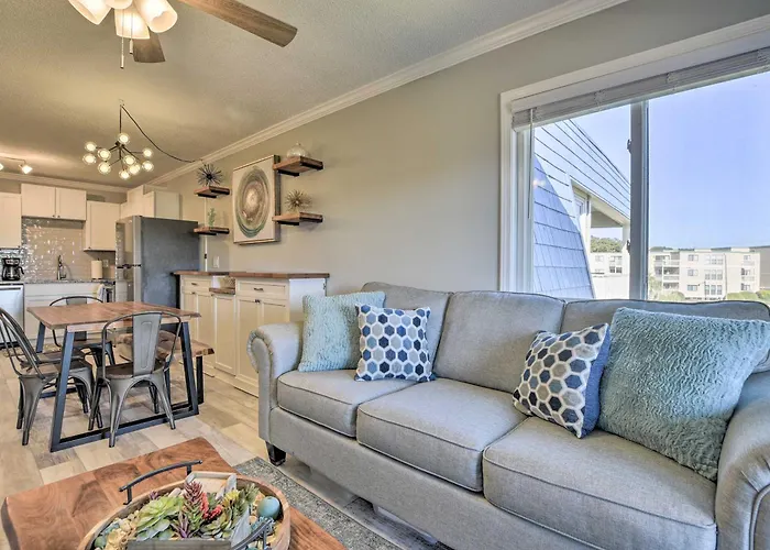 Bright North Myrtle Beach Condo - Steps To Beach!