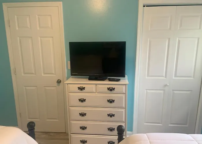 Cheerful Two Bedroom House 1.5 Miles From Beach.