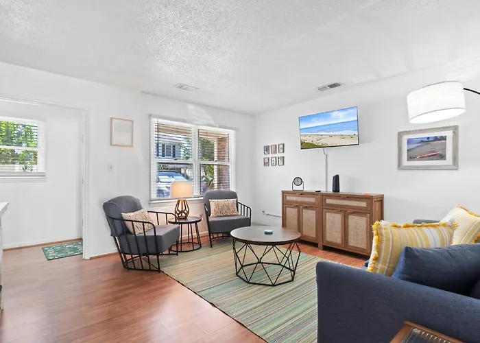 Beautifully Updated! 2Br Pet Friendly Apartment, Walk To The Beach!