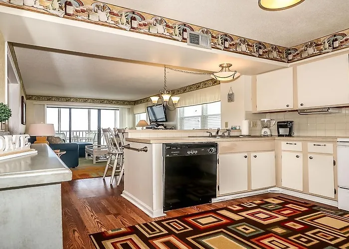 Oceanfront 3 Bedroom 2.5 Bath Wifi, Pool, W/D