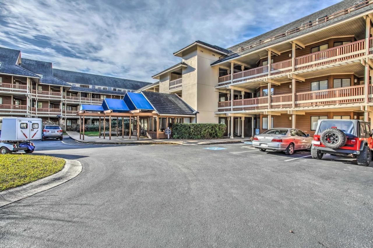 Beautiful Lakefront Short Walk To Beach! Apartment