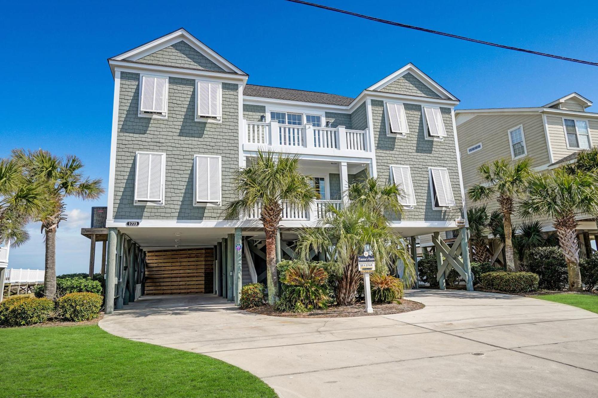 Ocean Breeze - Ocean Front, 7 Bedroom Holiday home Myrtle Beach