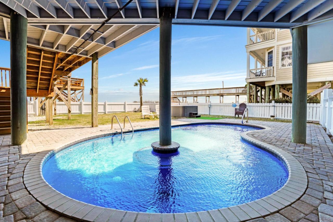 Ocean Breeze - Ocean Front, 7 Bedroom Holiday home