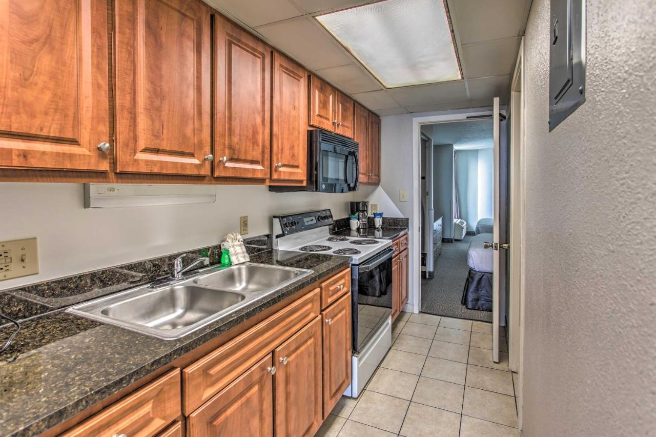 Breezy Landmark With Oceanfront Lanai! Apartment