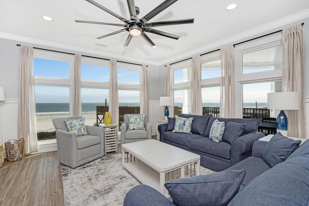 Ocean Breeze - Ocean Front, 7 Bedroom Holiday home