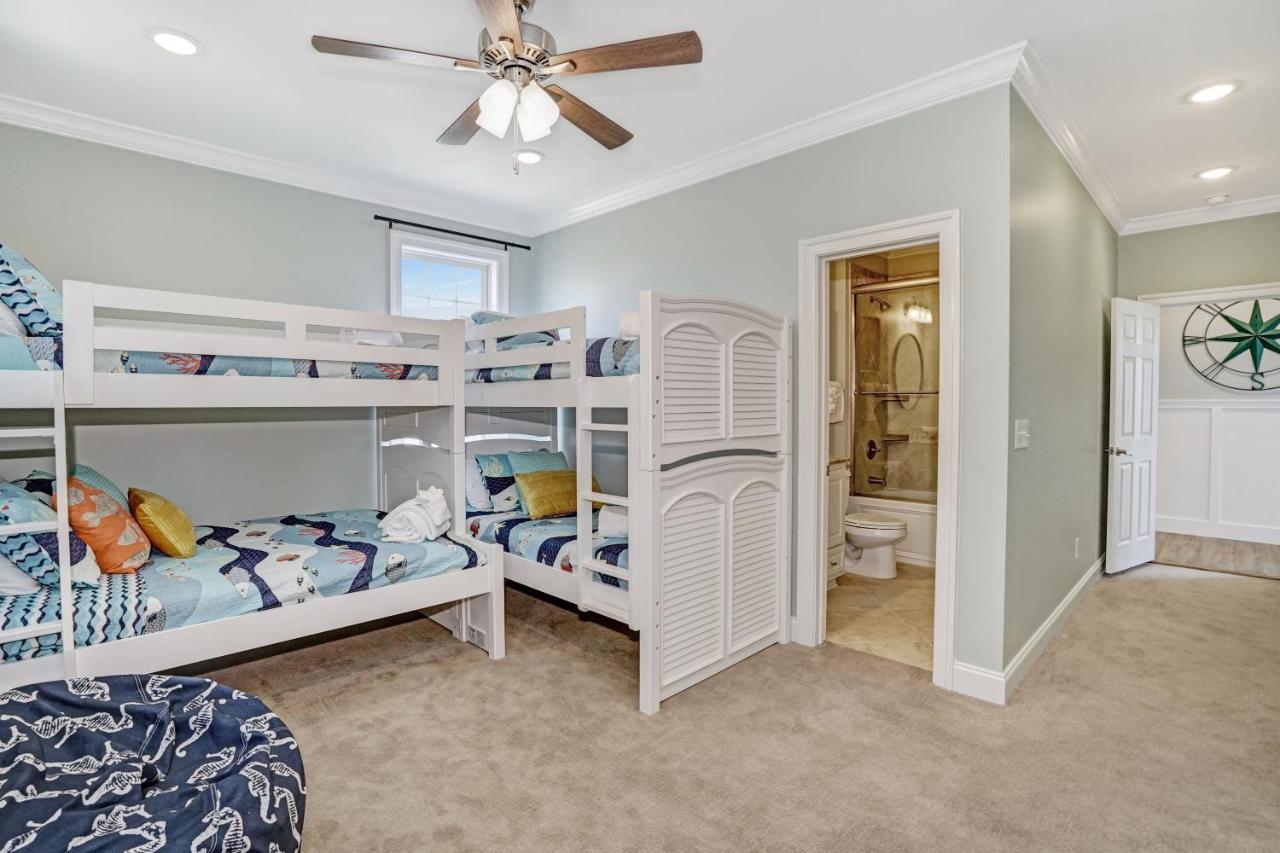 Ocean Breeze - Ocean Front, 7 Bedroom Holiday home