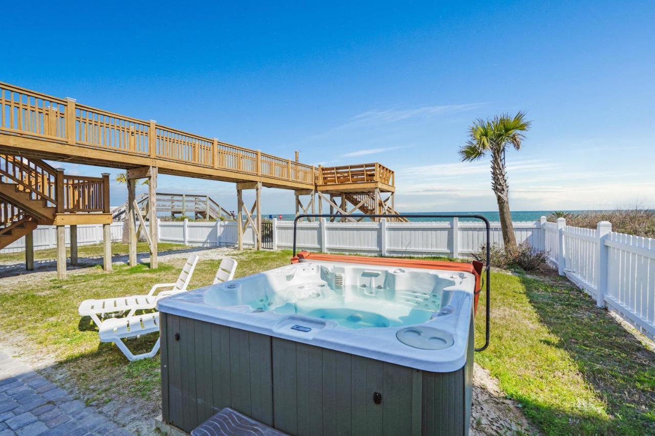 Ocean Breeze - Ocean Front, 7 Bedroom Holiday home Myrtle Beach