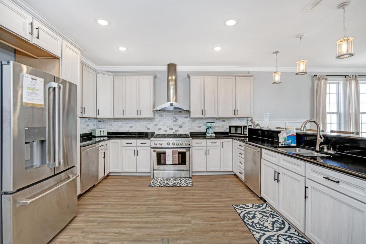 Ocean Breeze - Ocean Front, 7 Bedroom Myrtle Beach