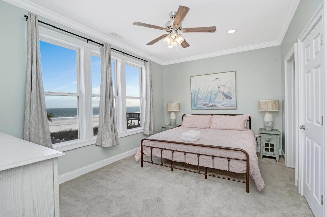 Ocean Breeze - Ocean Front, 7 Bedroom Holiday home *