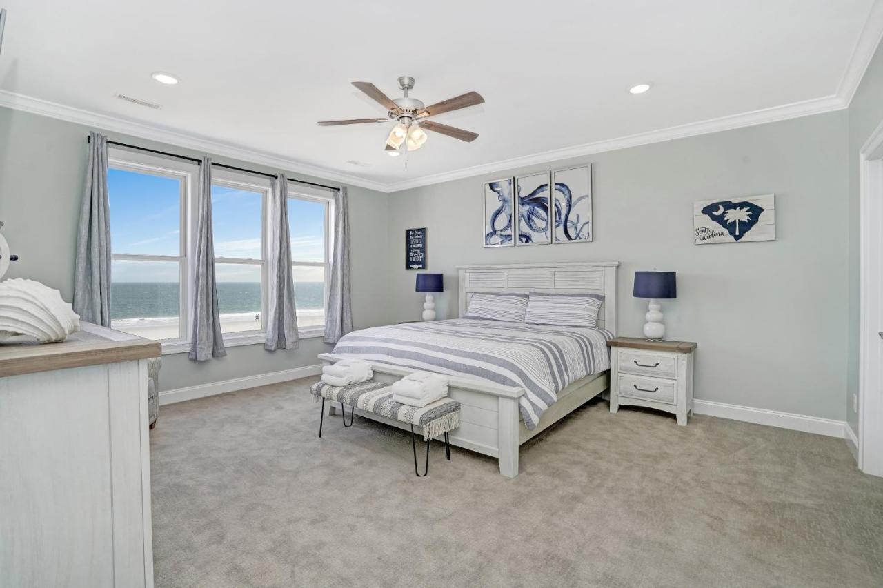 Ocean Breeze - Ocean Front, 7 Bedroom Holiday home Myrtle Beach