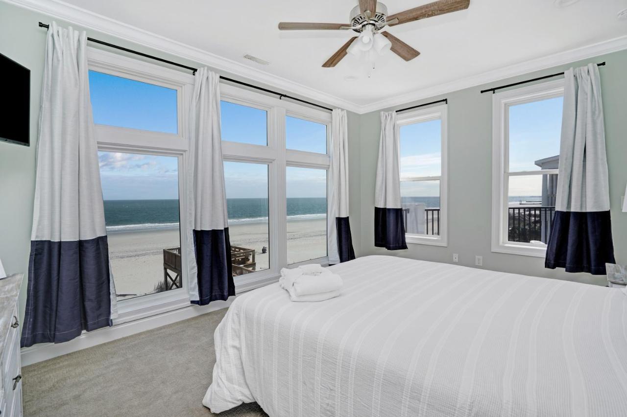 Ocean Breeze - Ocean Front, 7 Bedroom Holiday home