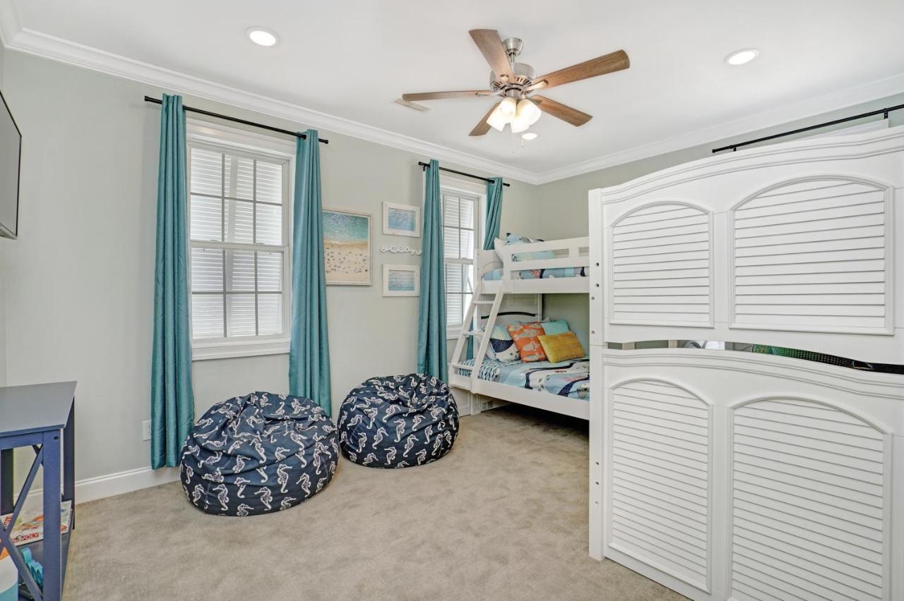 Ocean Breeze - Ocean Front, 7 Bedroom Holiday home *