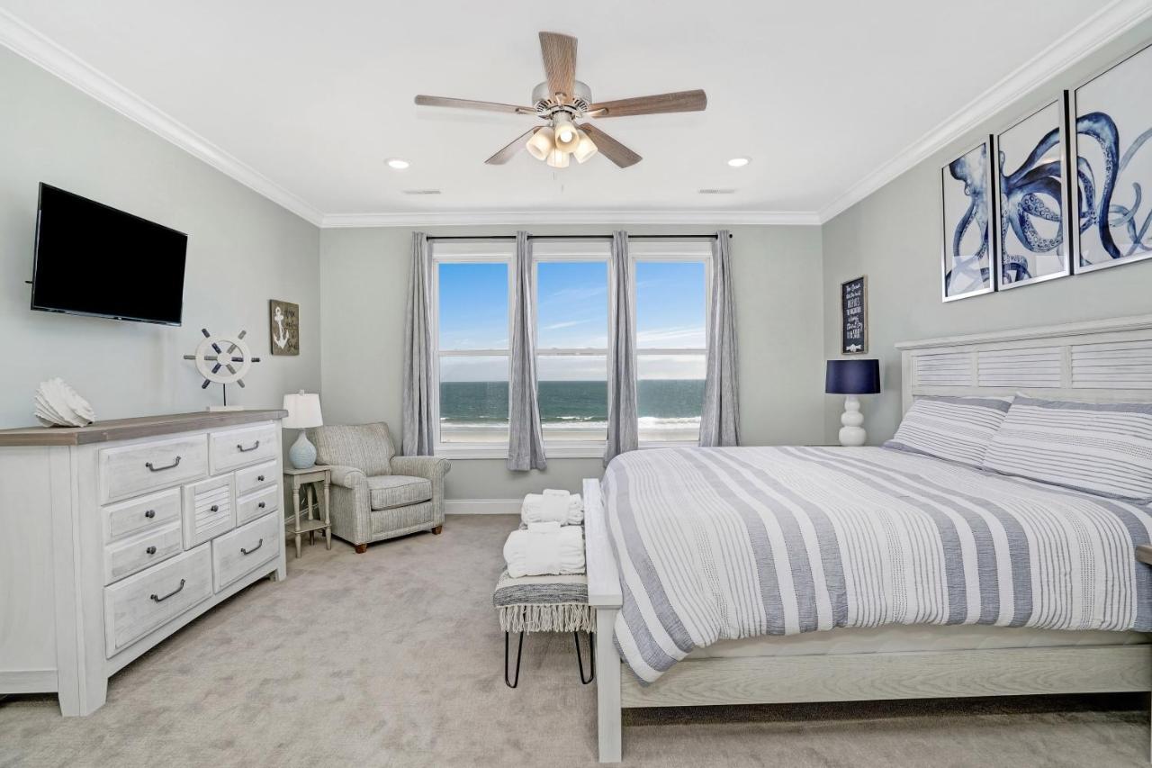 Ocean Breeze - Ocean Front, 7 Bedroom Holiday home Myrtle Beach