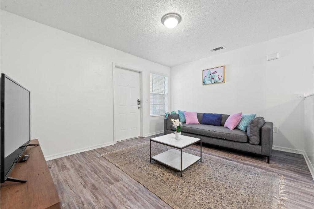 Viagem Bright 2br With Pool, Gym & Parking Apartment