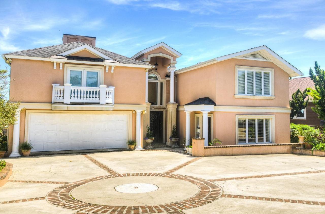 Oceanfront Pool Hot Tub Kitchen Washer Dryer Downtown Holiday home