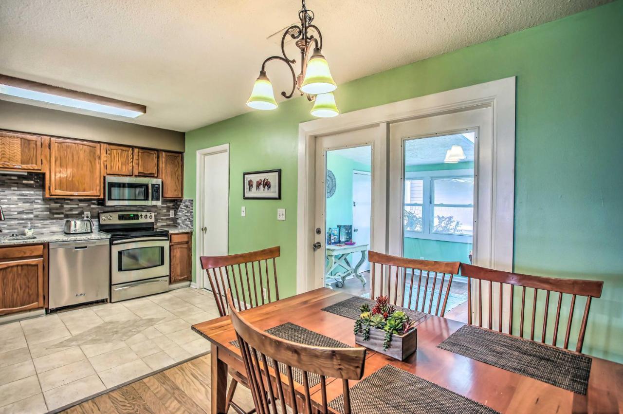 Surfside Beach House - King Bed Less Than 2 Mi To Shore! Holiday home