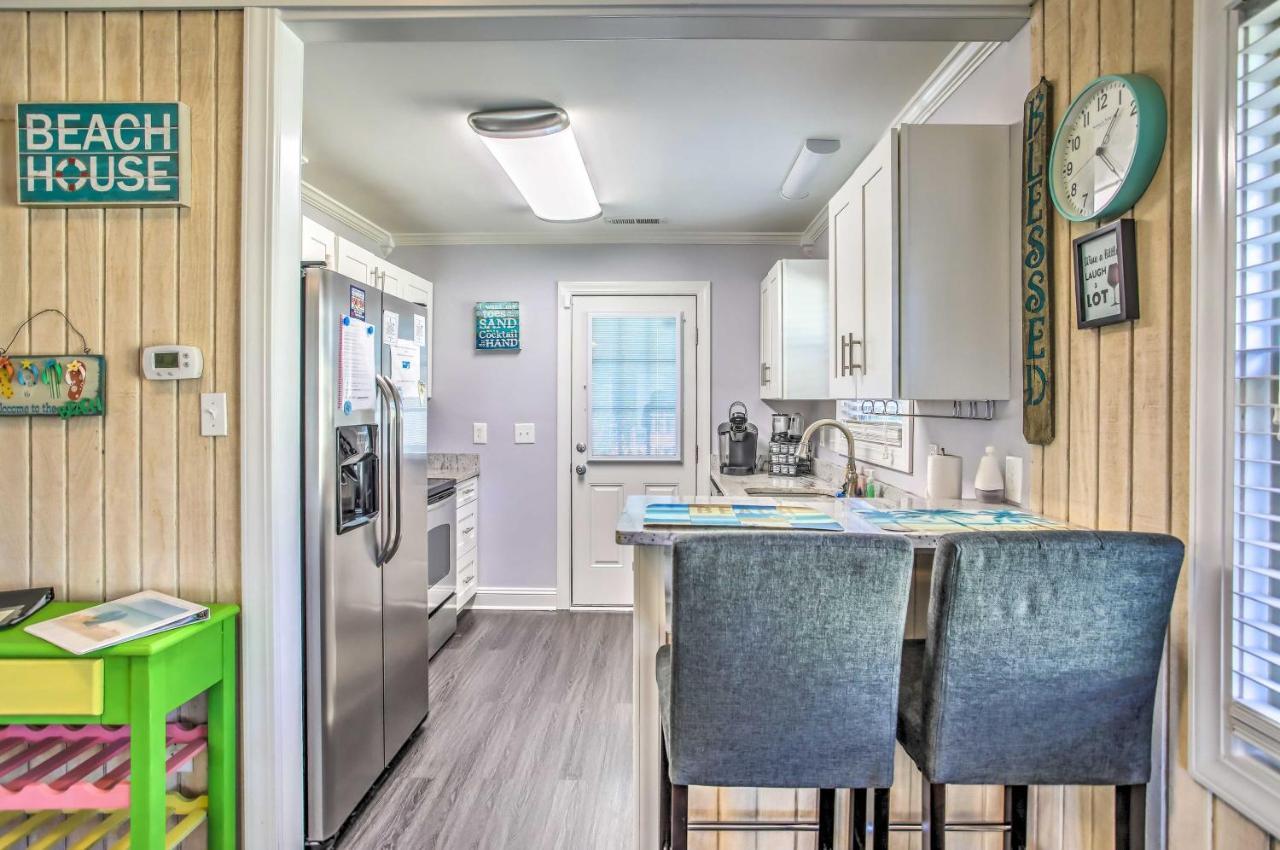 Coastal With Pool Access - Walk To Apache Pier Holiday home Myrtle Beach