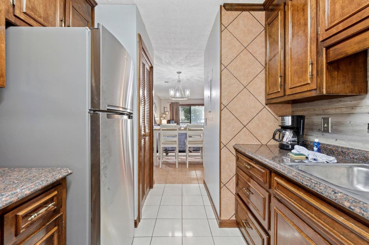 Apartment Spacious Modern - 1st Floor - One Block To The