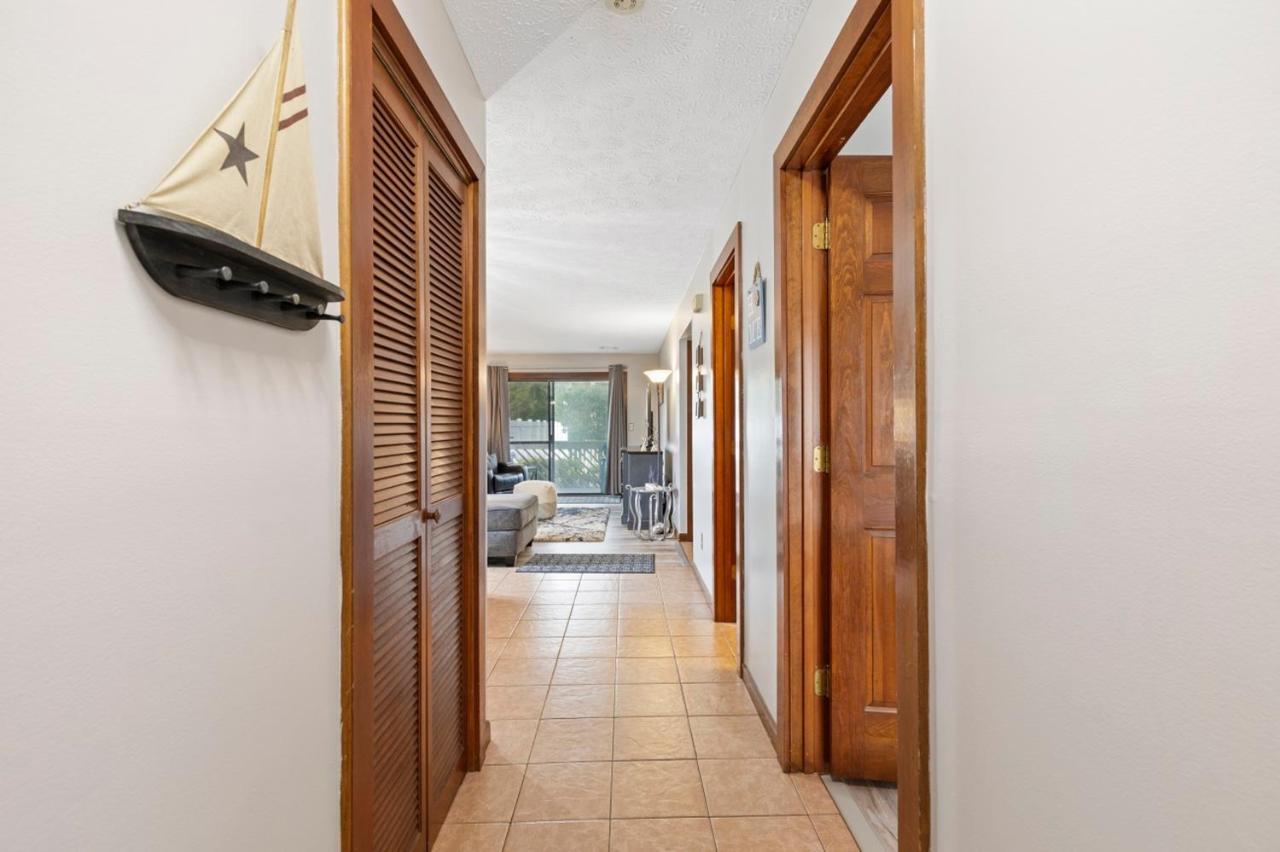 Apartment Spacious Modern - 1st Floor - One Block To The