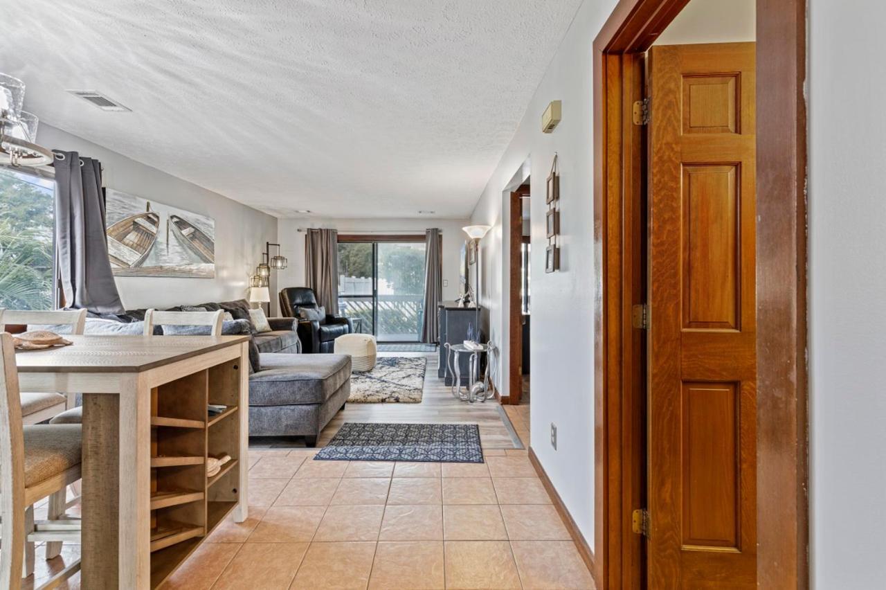 Apartment Spacious Modern - 1st Floor - One Block To The