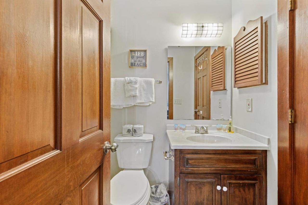 Apartment Spacious Modern - 1st Floor - One Block To The *