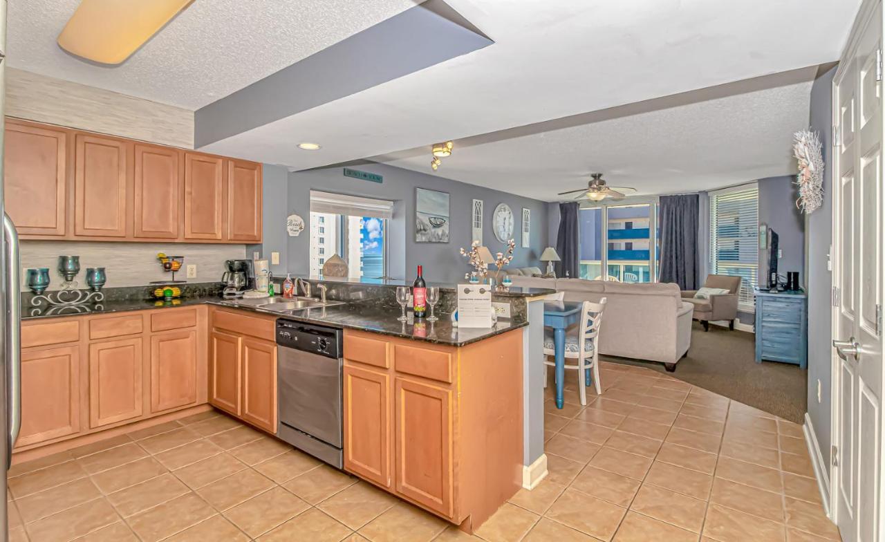 Malibu Pointe Beach Club - Across The Street From The Ocean! Sleeps 13 Guests! Holiday home