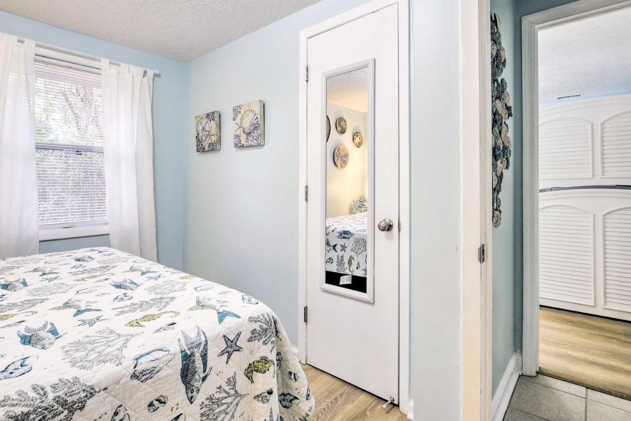 Holiday home Bright Retreat With Fire Pit - Walk To The Beach!