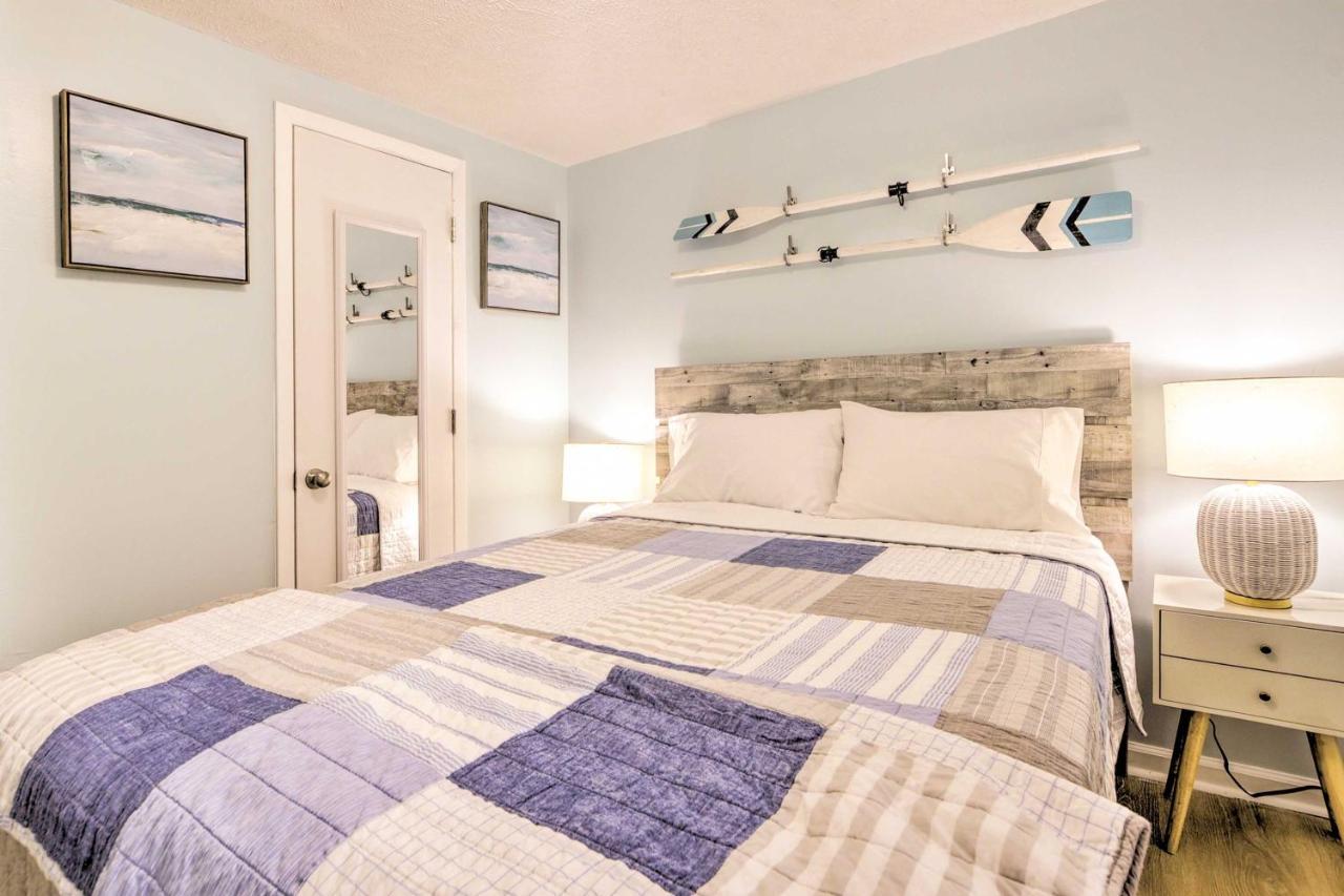 Holiday home Bright Retreat With Fire Pit - Walk To The Beach! Myrtle Beach