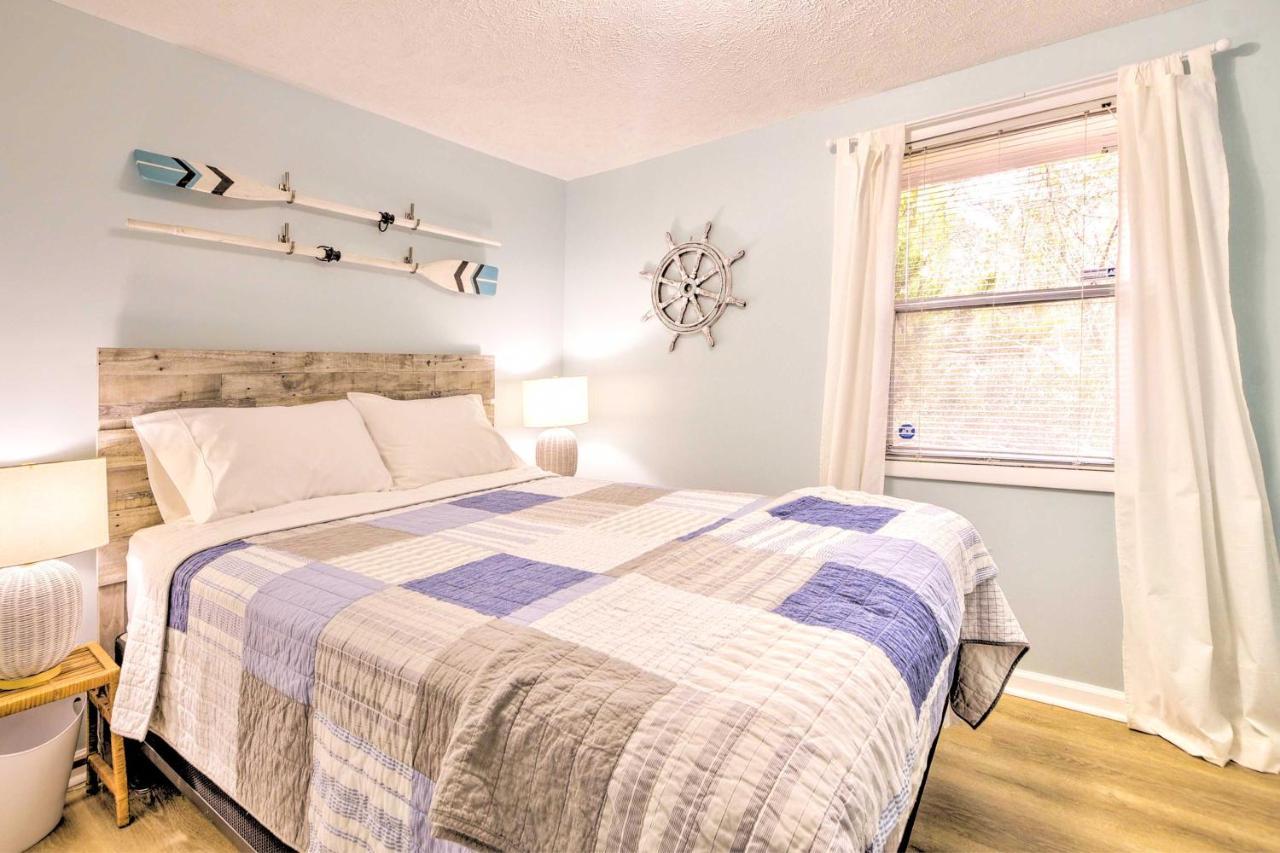 Holiday home Bright Retreat With Fire Pit - Walk To The Beach! Myrtle Beach